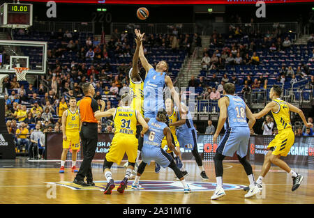 Berlin, Deutschland. 04 Okt, 2019. Basketball: Euroleague Alba Berlin - Zenit St. Petersburg, Hauptrunde, 1. Spieltag, Mercedes Benz Arena. Berliner Landry Nnoko (l) und Colton Iverson von Zenit St. Petersburg Kampf für das Jump Ball zu Beginn des Spiels. Credit: Andreas Gora/dpa/Alamy leben Nachrichten Stockfoto