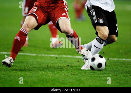 Signal-Iduna-Arena Dortmund, Deutschland 11.10.2008, Fußball: Internationale qualifer für WM 2010, Deutschland (GER, Weiß) vs Russland (RUS, rot), die Beine der Spieler den Ball kämpfen fo Stockfoto