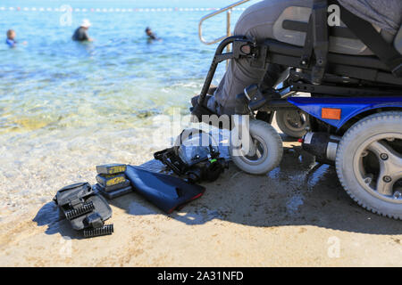 Behinderte behinderte Taucher mit Ausrüstung an einem Strand am Meer Stockfoto