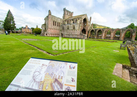 Die Wanderer zu Fuß Reise zu den schottischen Borders, Juni 2nd, 2019 Spaziergang um den berühmten Melrose Abbey, Schottland Stockfoto