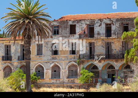 Alte abgebrochener Gebäude, fast ruiniert, in Lesbos, Griechenland, Europa. Es war, als Hotel während durchaus einiger Zeit in der Zeit um 1900 verwendet. Stockfoto