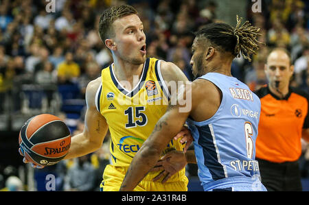 Berlin, Deutschland. 04 Okt, 2019. Basketball: Euroleague Alba Berlin - Zenit St. Petersburg, Hauptrunde, 1. Spieltag, Mercedes Benz Arena. Berlin Martin Hermannsson (l) kämpft gegen Andrew Albicy von Zenit St. Petersburg für den Ball. Credit: Andreas Gora/dpa/Alamy leben Nachrichten Stockfoto