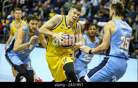 Berlin, Deutschland. 04 Okt, 2019. Basketball: Euroleague Alba Berlin - Zenit St. Petersburg, Hauptrunde, 1. Spieltag, Mercedes Benz Arena. ALBA's Rokas Giedraitis (M) kämpft gegen Evgeny Voronov (l) und Mateusz Ponitka von Zenit St. Petersburg für den Ball. Credit: Andreas Gora/dpa/Alamy leben Nachrichten Stockfoto