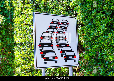 Italienische Verkehrsschild. Warteschlangen wahrscheinlich auf Strasse voraus. Stockfoto