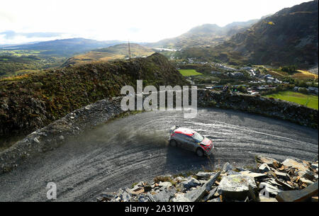 Frankreich Sébastien Ogier und Julien Ingrassia im Citroen C3 WRC in Tag zwei des Wales Rally GB. Stockfoto