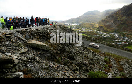 Frankreichs Pierre-Louis Loubet und Vincent Landais in der Skoda Fabia R5 bei Tag zwei des Wales Rally GB. Stockfoto