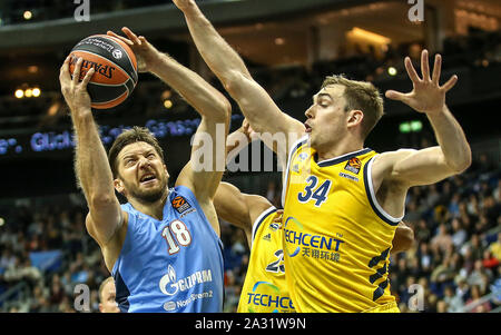 Berlin, Deutschland. 04 Okt, 2019. Basketball: Euroleague Alba Berlin - Zenit St. Petersburg, Hauptrunde, 1. Spieltag, Mercedes Benz Arena. Evgeny Voronov von Zenit St. Petersburg (l) kämpft gegen den Berliner Tyler Cavanaugh für den Ball. Credit: Andreas Gora/dpa/Alamy leben Nachrichten Stockfoto