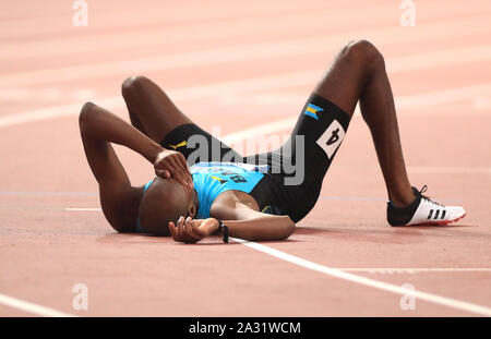 Bahamas' Steven Gardiner überquert die Ziellinie Gold im 400 Meter Männer Finale während der Tag acht der IAAF Weltmeisterschaften am Khalifa International Stadium, Doha, Katar zu gewinnen. Stockfoto