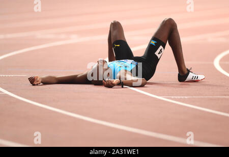 Bahamas' Steven Gardiner überquert die Ziellinie Gold im 400 Meter Männer Finale während der Tag acht der IAAF Weltmeisterschaften am Khalifa International Stadium, Doha, Katar zu gewinnen. Stockfoto