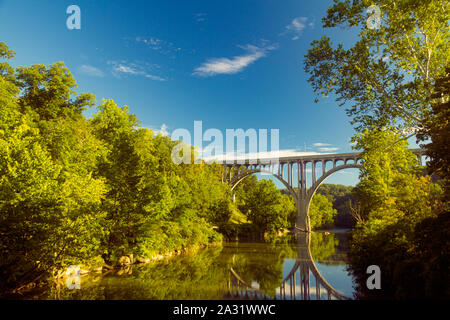 Bogenbrücke überspannt einen Fluss in der Cuyahoga Valley National Park Stockfoto