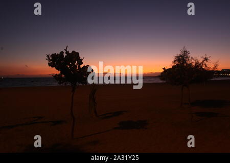 Blick auf Los Cristianos Strand bei Sonnenuntergang. Teneriffa, Kanarische Inseln. September 2019. Stockfoto