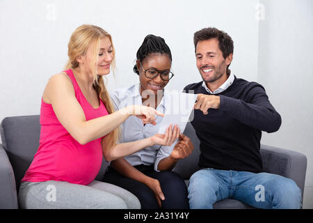 Leihmutter Übersicht Ultraschall Baby Bilder Junges Paar Stockfoto