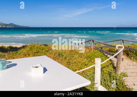 Tabelle in ein Cafe mit Blick auf die Playa de Muro (Playa de Muro) auf Mallorca. Spanien Stockfoto