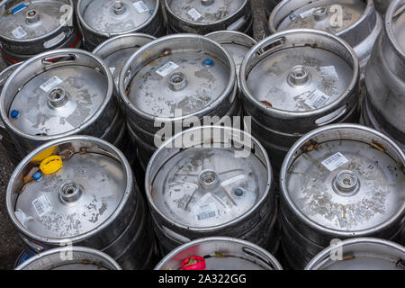 Alu-Bierfässer oder -Fässer, die fest verpackt sind und bereit für die Lieferung von Lagergut oder alkoholischen Ales sind. Stockfoto