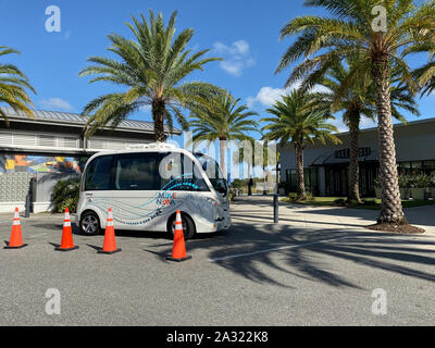 Orlando, FL/USA -10/4/19: Ein autonomes Fahrzeug namens Piepton in ein Shuttle zu stoppen. Piepton ist eine gemeinsame Mobilität Shuttle, fahrerlose ist und autonome Dev Stockfoto