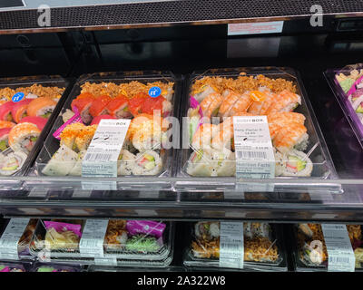 Orlando, FL/USA -10/4/19: frische, handgemachte Sushi in der refridgerated Gang eines Sams Club Lebensmittelgeschäft bereit, von den Konsumenten gekauft werden. Stockfoto