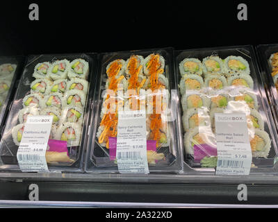 Orlando, FL/USA -10/4/19: frische, handgemachte Sushi in der refridgerated Gang eines Sams Club Lebensmittelgeschäft bereit, von den Konsumenten gekauft werden. Stockfoto