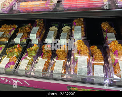 Orlando, FL/USA -10/4/19: frische, handgemachte Sushi in der refridgerated Gang eines Sams Club Lebensmittelgeschäft bereit, von den Konsumenten gekauft werden. Stockfoto