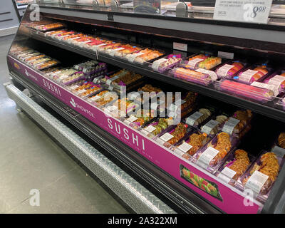 Orlando, FL/USA -10/4/19: frische, handgemachte Sushi in der refridgerated Gang eines Sams Club Lebensmittelgeschäft bereit, von den Konsumenten gekauft werden. Stockfoto