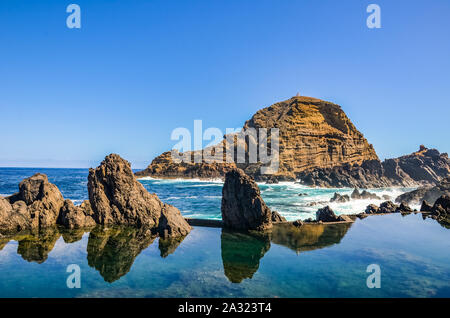 Erstaunlich natürliche Pools im Atlantischen Ozean, Insel Madeira, Portugal. Aus Vulkangestein, in die das Meer natürlich fließt. Touristische Attraktion und Sommer Reiseziel. Stockfoto