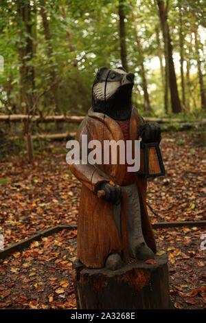 Badger Skulptur Teil des "Wind in den Weiden' Skulptur themed Trail in Hanningfield Woods Nature Reserve. Essex, Großbritannien Stockfoto