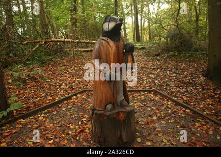 Badger Skulptur Teil des "Wind in den Weiden' Skulptur themed Trail in Hanningfield Woods Nature Reserve. Essex, Großbritannien Stockfoto