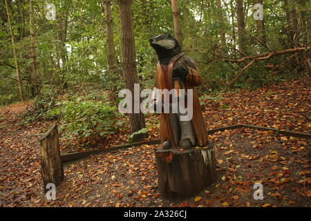 Badger Skulptur Teil des "Wind in den Weiden' Skulptur themed Trail in Hanningfield Woods Nature Reserve. Essex, Großbritannien Stockfoto