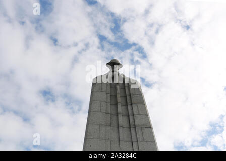 Zonnebeke, Belgien, 09/10/2017. Tyne Cot Friedhof, der größten Commonwealth War Cemetery in der Welt in Bezug auf Bestattungen. Die Tyne Cot Memorial jetzt b Stockfoto