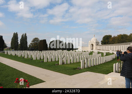 Zonnebeke, Belgien, 09/10/2017. Tyne Cot Friedhof, der größten Commonwealth War Cemetery in der Welt in Bezug auf Bestattungen. Die Tyne Cot Memorial jetzt b Stockfoto