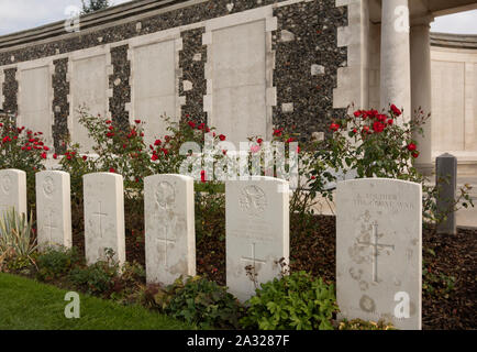 Zonnebeke, Belgien, 09/10/2017. Tyne Cot Friedhof, der größten Commonwealth War Cemetery in der Welt in Bezug auf Bestattungen. Die Tyne Cot Memorial jetzt b Stockfoto