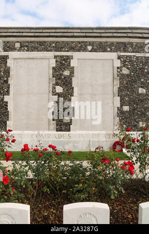 Zonnebeke, Belgien, 09/10/2017. Tyne Cot Friedhof, der größten Commonwealth War Cemetery in der Welt in Bezug auf Bestattungen. Die Tyne Cot Memorial jetzt b Stockfoto