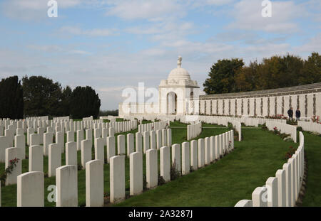 Zonnebeke, Belgien, 09/10/2017. Tyne Cot Friedhof, der größten Commonwealth War Cemetery in der Welt in Bezug auf Bestattungen. Die Tyne Cot Memorial jetzt b Stockfoto