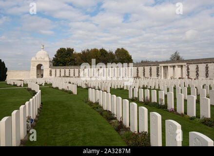 Zonnebeke, Belgien, 09/10/2017. Tyne Cot Friedhof, der größten Commonwealth War Cemetery in der Welt in Bezug auf Bestattungen. Die Tyne Cot Memorial jetzt b Stockfoto
