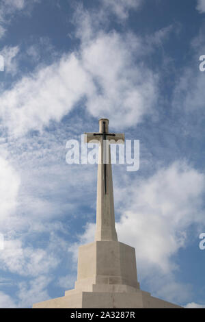 Zonnebeke, Belgien, 09/10/2017. Tyne Cot Friedhof, der größten Commonwealth War Cemetery in der Welt in Bezug auf Bestattungen. Die Tyne Cot Memorial jetzt b Stockfoto