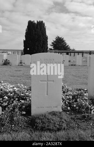 Zonnebeke, Belgien, 09/10/2017. Tyne Cot Friedhof, der größten Commonwealth War Cemetery in der Welt in Bezug auf Bestattungen. Die Tyne Cot Memorial jetzt b Stockfoto