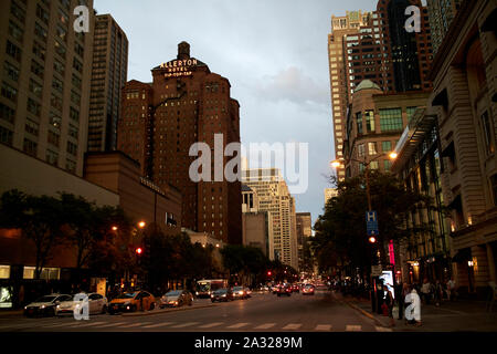 Suche entlang in der Nähe der Magnificent Mile Allerton Hotel in der Dämmerung in Chicago, Illinois, Vereinigte Staaten von Amerika Stockfoto