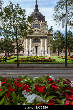 Fassade des Széchenyi Heilbad und schöne Gärten davor an einem sonnigen Tag. Stockfoto