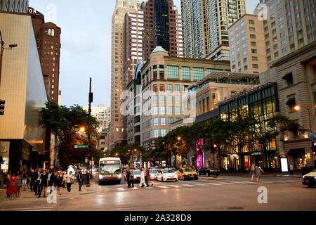 Suche entlang herrlicher Meile vom Water Tower Place in der Dämmerung in Chicago, Illinois, Vereinigte Staaten von Amerika Stockfoto