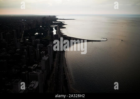 Blick nach Norden entlang Lakeshore Drive und Lake Michigan von 360 Chicago bei Sonnenuntergang Chicago Illinois Vereinigte Staaten von Amerika Stockfoto