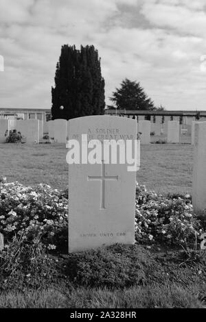 Zonnebeke, Belgien, 09/10/2017. Tyne Cot Friedhof, der größten Commonwealth War Cemetery in der Welt in Bezug auf Bestattungen. Die Tyne Cot Memorial jetzt b Stockfoto
