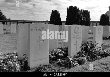 Zonnebeke, Belgien, 09/10/2017. Tyne Cot Friedhof, der größten Commonwealth War Cemetery in der Welt in Bezug auf Bestattungen. Die Tyne Cot Memorial jetzt b Stockfoto