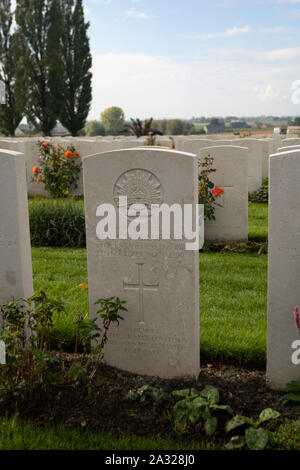 Zonnebeke, Belgien, 09/10/2017. Tyne Cot Friedhof, der größten Commonwealth War Cemetery in der Welt in Bezug auf Bestattungen. Die Tyne Cot Memorial jetzt b Stockfoto