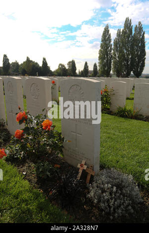 Zonnebeke, Belgien, 09/10/2017. Tyne Cot Friedhof, der größten Commonwealth War Cemetery in der Welt in Bezug auf Bestattungen. Die Tyne Cot Memorial jetzt b Stockfoto