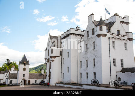 Traditionell Schotte mit Dudelsack an Blair Castle, dem Stammsitz der Herzöge und Grafen von Atholl gekleidet. Die Burg ist 740 Jahre alt. Stockfoto