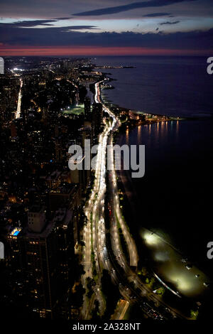 Blick nach Norden entlang Lakeshore Drive und Lake Michigan von 360 Chicago bei Sonnenuntergang Chicago Illinois Vereinigte Staaten von Amerika Stockfoto