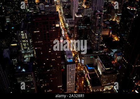 Blick nach unten entlang der Magnificent Mile von 360 Chicago bei Nacht in Chicago, Illinois, Vereinigte Staaten von Amerika Stockfoto