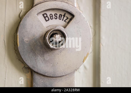 Wc-Tür beschäftigt, WC Stockfoto