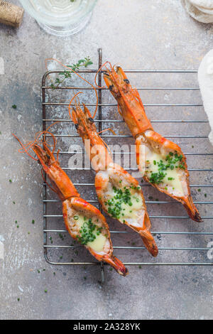 Frisch gegrillte Shrimps mit Sauce und knusprigem Brot. Stockfoto