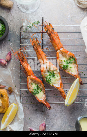 Frisch gegrillte Shrimps mit Sauce und knusprigem Brot. Stockfoto