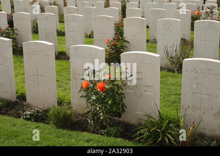 Zonnebeke, Belgien, 09/10/2017. Tyne Cot Friedhof, der größten Commonwealth War Cemetery in der Welt in Bezug auf Bestattungen. Die Tyne Cot Memorial jetzt b Stockfoto